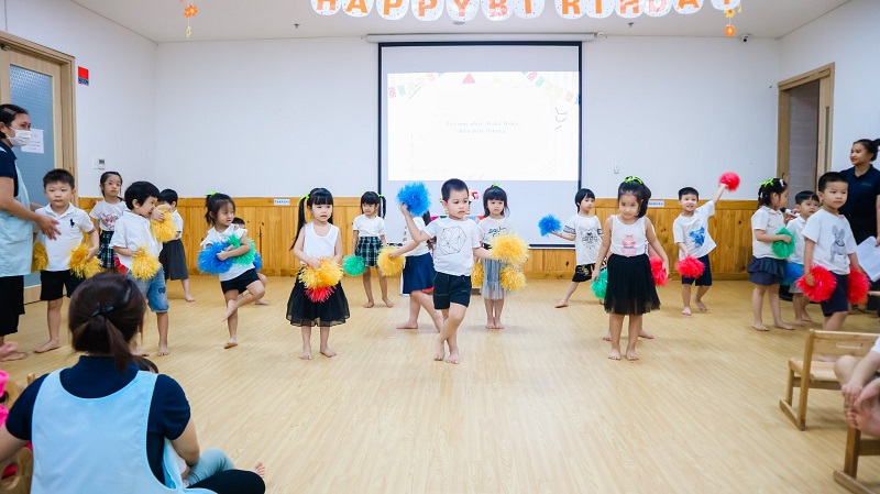 Trẻ cần thường xuyên tăng cường số lần uống nước trong một ngày khi tham gia tập thể dục