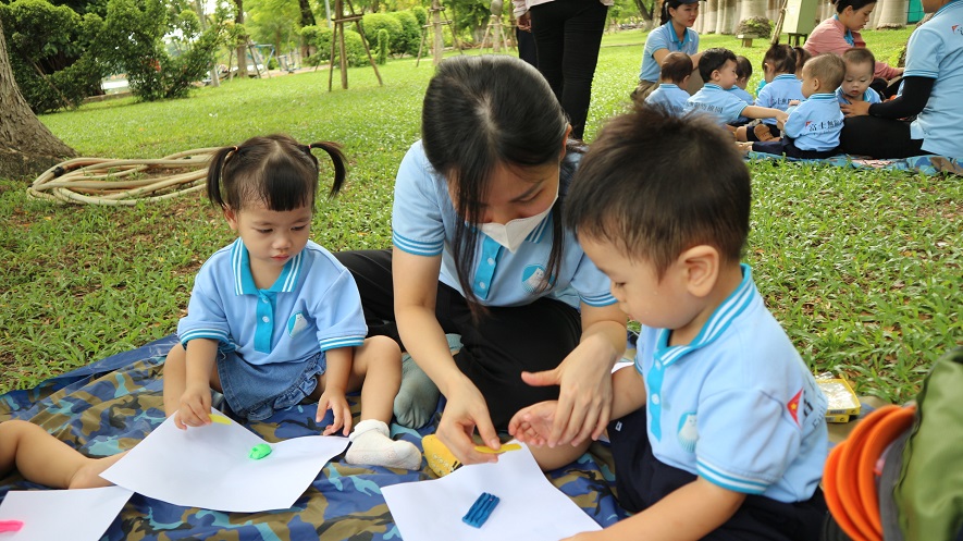 Bé tập vẽ là hành trình đầy mới thú vị cho tâm hồn của trẻ