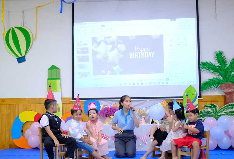 Lưu giữ lại những khoảng khắc yêu thương của trẻ tại trường mầm non