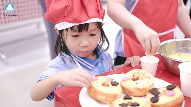 Trẻ được tự tay trải nghiệm làm những chiếc bánh dễ thương
